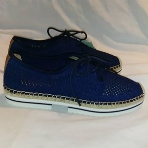 Beautiful NAVY perforated Flats w Lace Up Closure